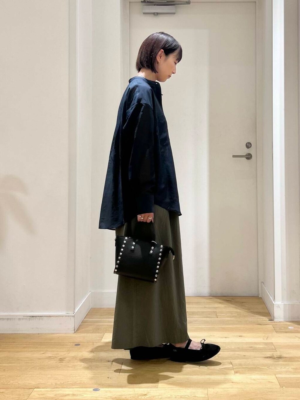 グリーン系のその他パンツ、ブラック系のショルダーバッグ、ブルー系のシャツ/ブラウスを着用したレディースの夏コーディネートの4枚目の写真