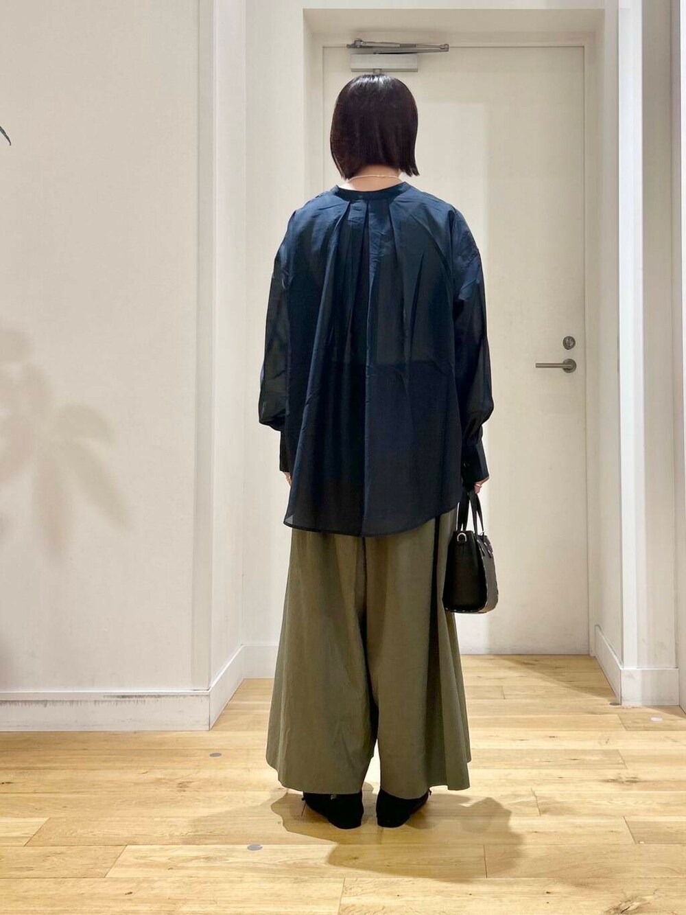 グリーン系のその他パンツ、ブラック系のショルダーバッグ、ブルー系のシャツ/ブラウスを着用したレディースの夏コーディネートの5枚目の写真