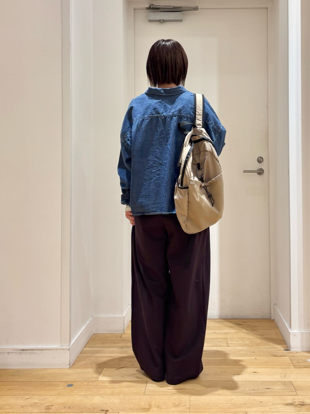 ブルー系のシャツ/ブラウス、ブラウン系のその他パンツ、ベージュ系のバックパック/リュックを着用したレディースの冬コーディネートの5枚目の写真