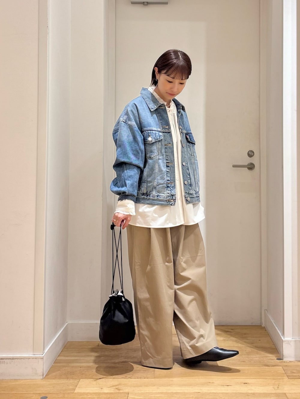 ホワイト系のシャツ/ブラウス、ブルー系のデニムジャケット、ベージュ系のその他パンツを着用したレディースの秋コーディネートの6枚目の写真