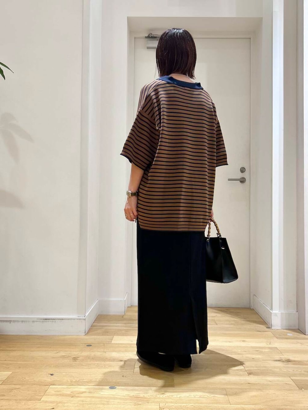 ブラック系のその他シューズ、ブラック系のスカート、ブラック系のハンドバッグを着用したレディースの夏コーディネートの4枚目の写真