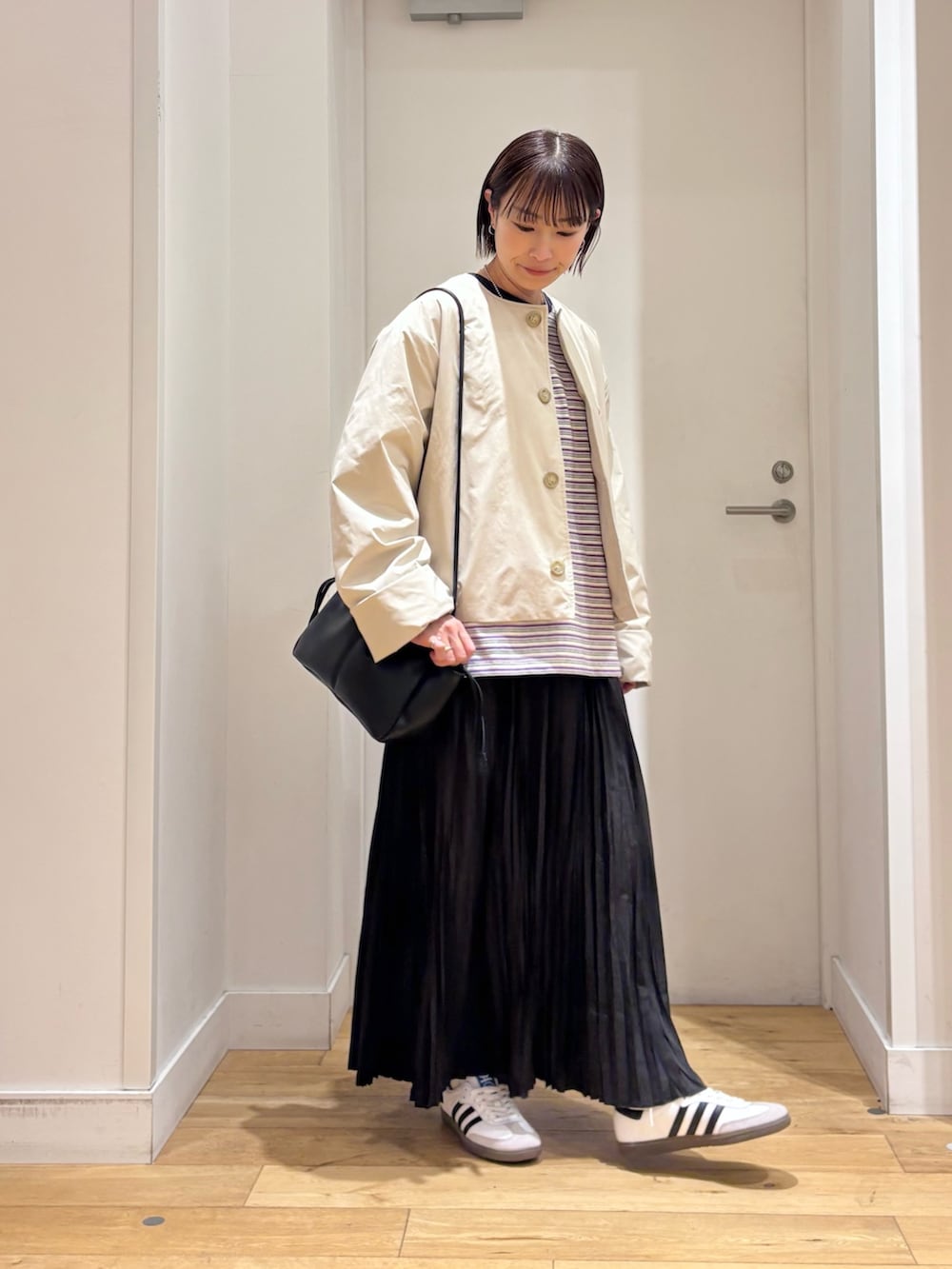 ホワイト系のスニーカー、パープル系のTシャツ/カットソー、ホワイト系のその他アウターを着用したレディースの冬コーディネートの4枚目の写真