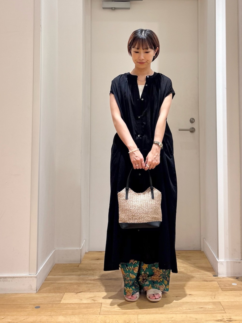 ブラック系のワンピース、ホワイト系のタンクトップ、グリーン系のその他パンツを着用したレディースの夏コーディネートの2枚目の写真