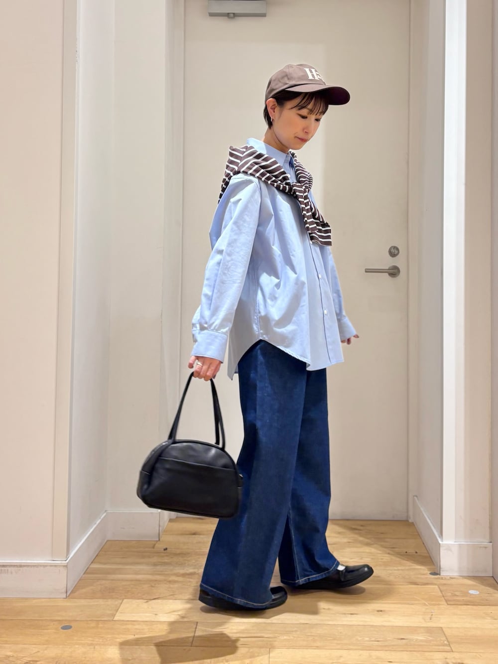 ブルー系のシャツ/ブラウス、ブルー系のTシャツ/カットソー、ブルー系のデニムパンツを着用したレディースの春コーディネートの6枚目の写真