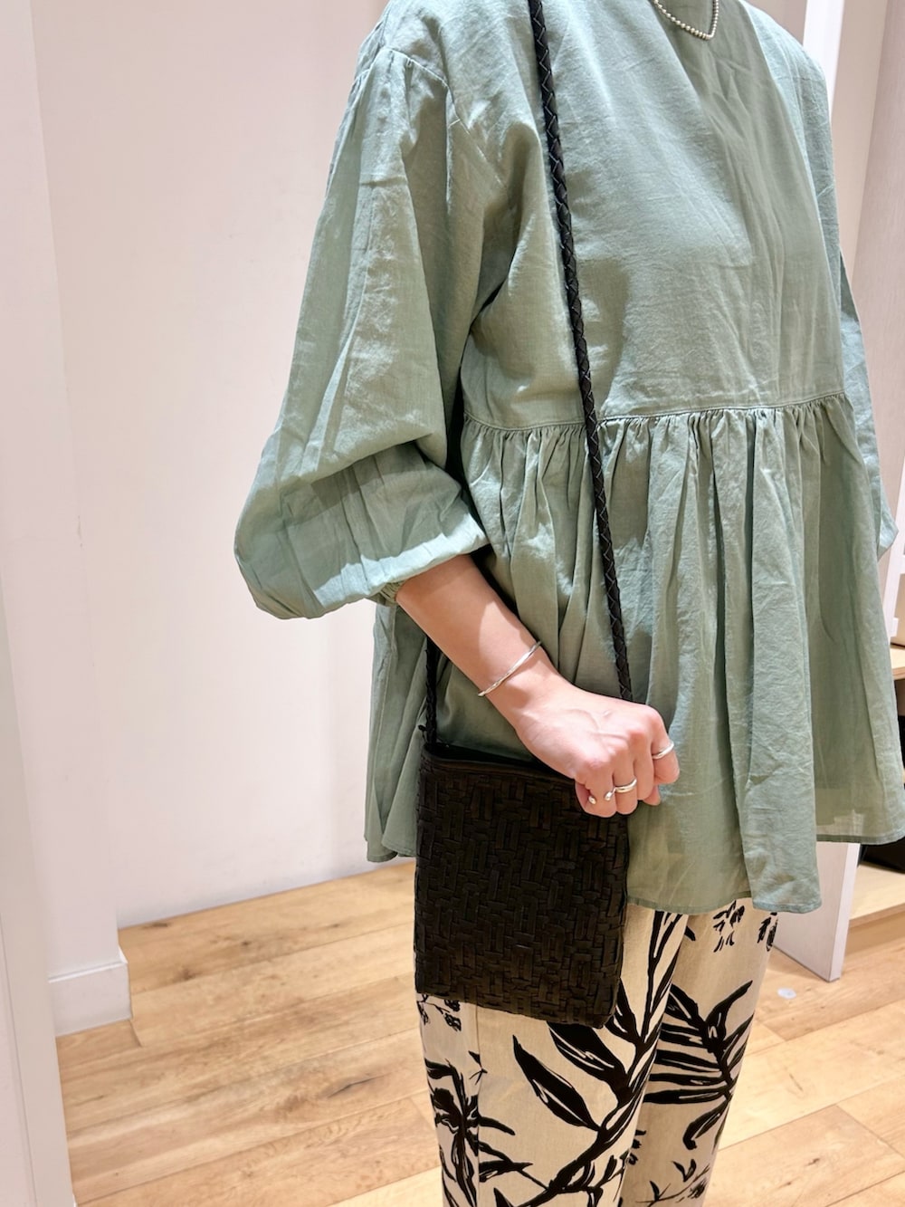 グリーン系のシャツ/ブラウス、ベージュ系のその他パンツ、ブラック系のサンダルを着用したレディースの春コーディネートの4枚目の写真