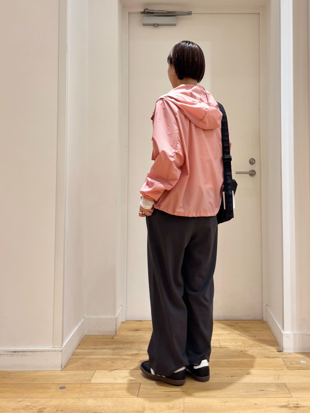 ピンク系のナイロンジャケット、ホワイト系のTシャツ/カットソー、グレー系のその他パンツを着用したレディースの春コーディネートの6枚目の写真