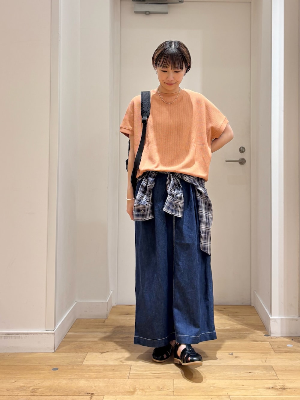 レッド系のTシャツ/カットソー、ブルー系のシャツ/ブラウス、ブルー系のスカートを着用したレディースの春コーディネートの3枚目の写真