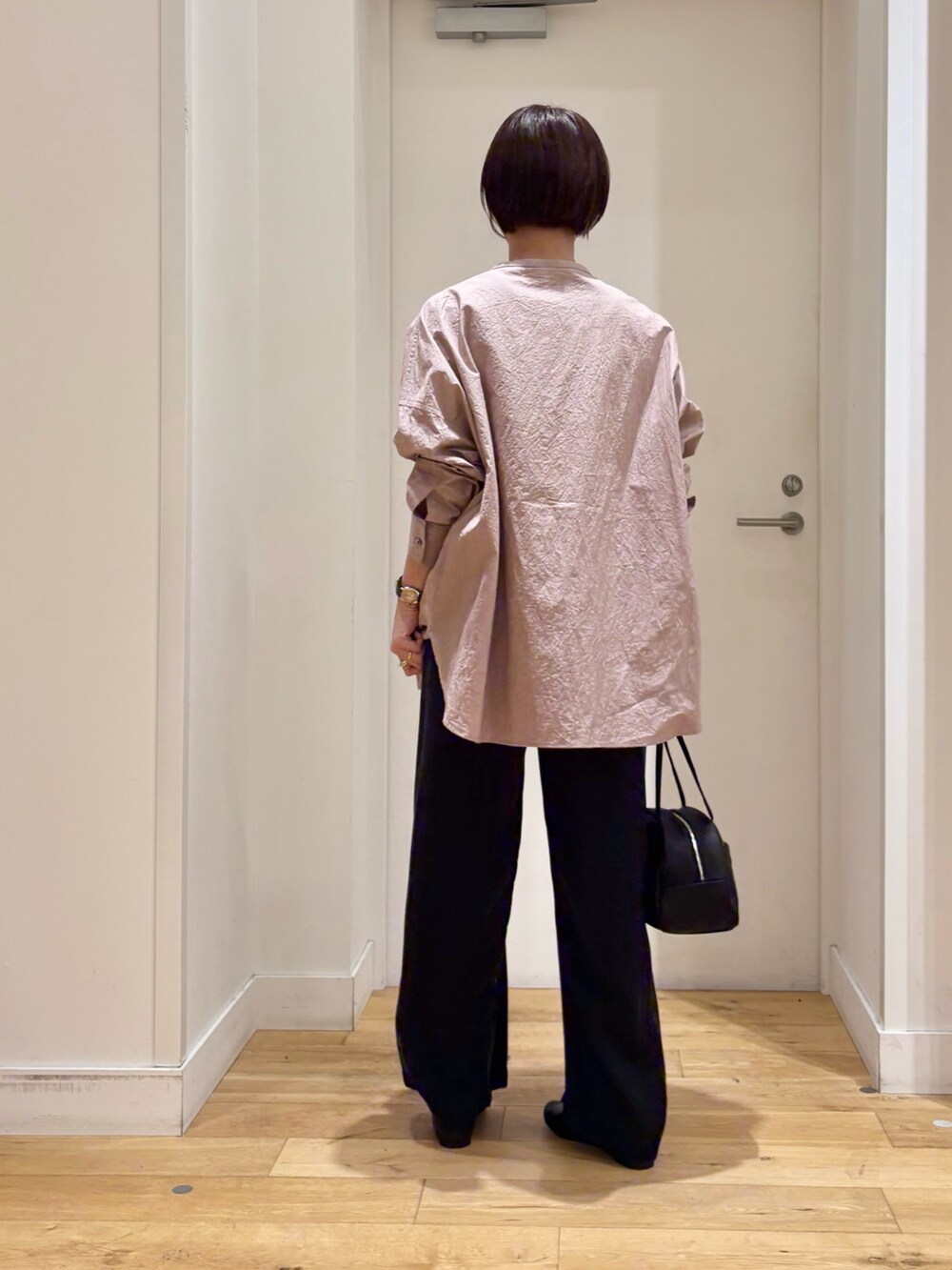 ピンク系のシャツ/ブラウス、ブラック系のその他パンツ、ブラック系のボストンバッグを着用したレディースの冬コーディネートの6枚目の写真