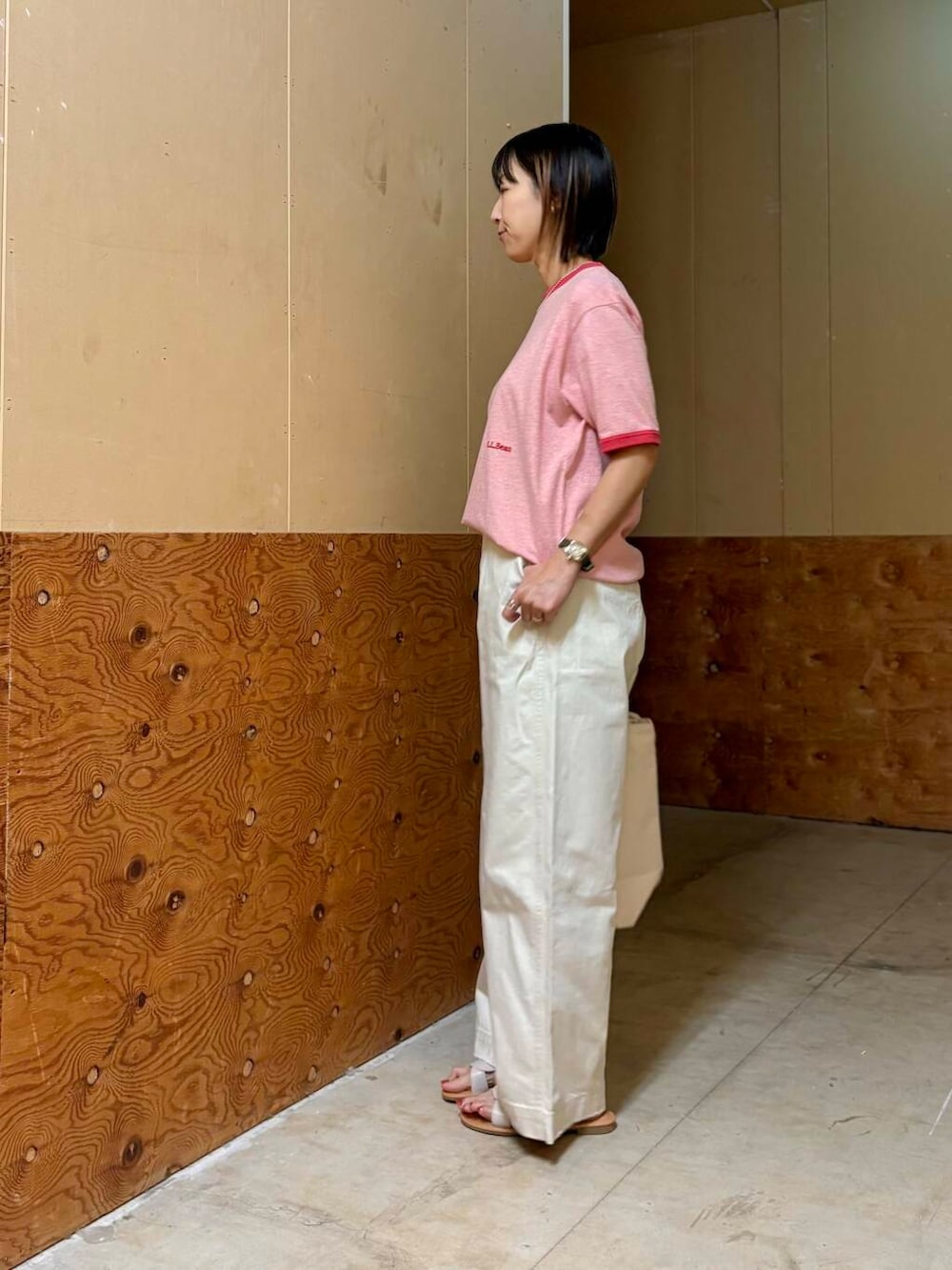 ホワイト系のその他パンツ、ホワイト系のサンダルを着用したレディースの春コーディネートの5枚目の写真