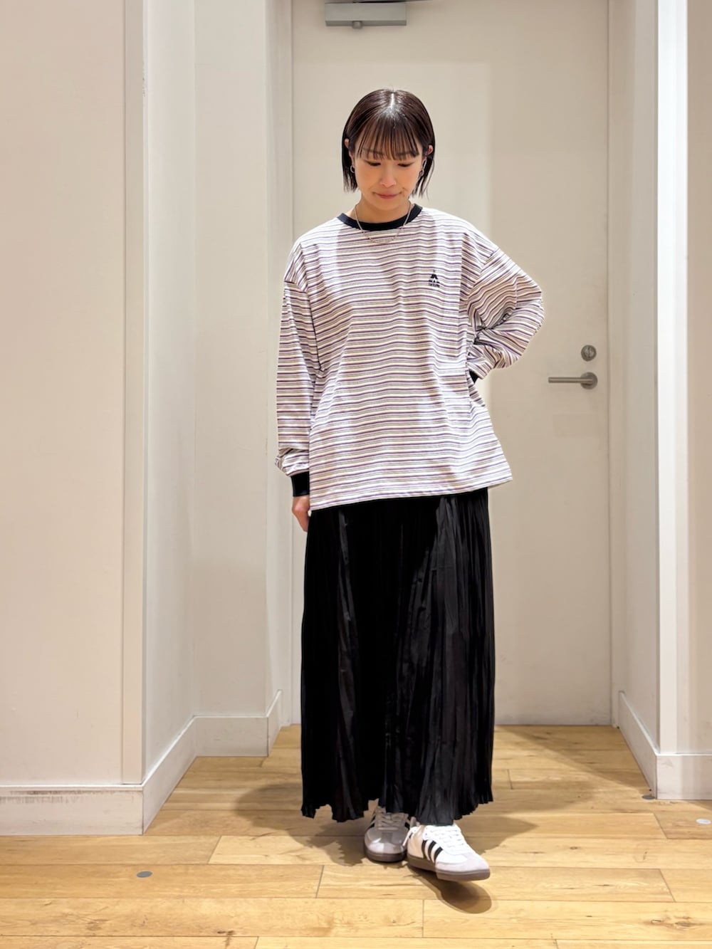 ホワイト系のスニーカー、パープル系のTシャツ/カットソー、ホワイト系のその他アウターを着用したレディースの冬コーディネートの7枚目の写真