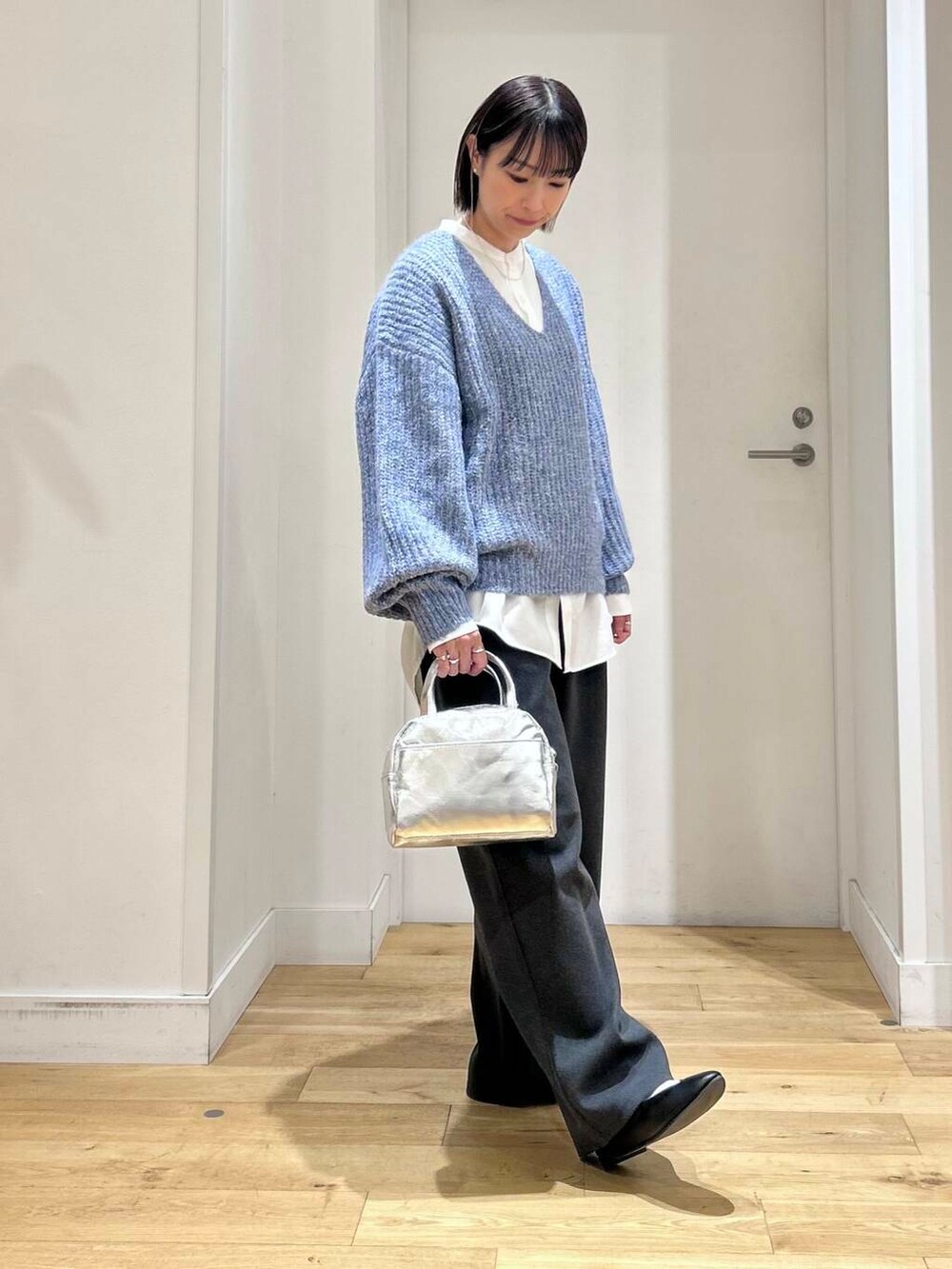 ブラック系のパンプス、ホワイト系のシャツ/ブラウス、グレー系のその他パンツを着用したレディースの冬コーディネートの3枚目の写真