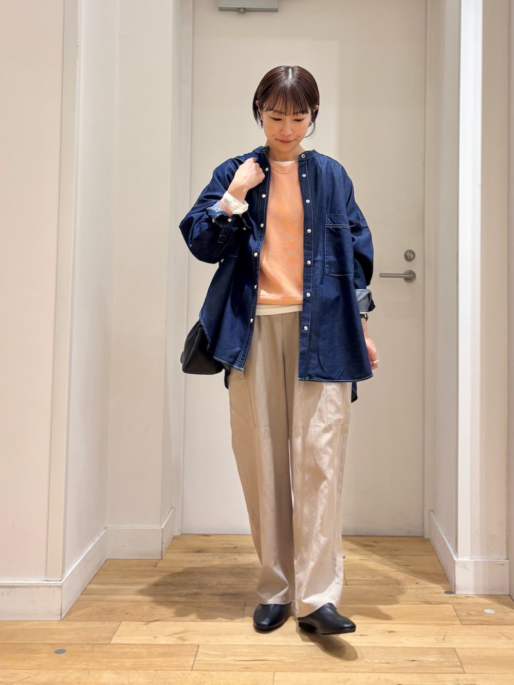 ブルー系のシャツ/ブラウス、ピンク系のニット/セーター、ホワイト系のTシャツ/カットソーを着用したレディースの春コーディネートの3枚目の写真