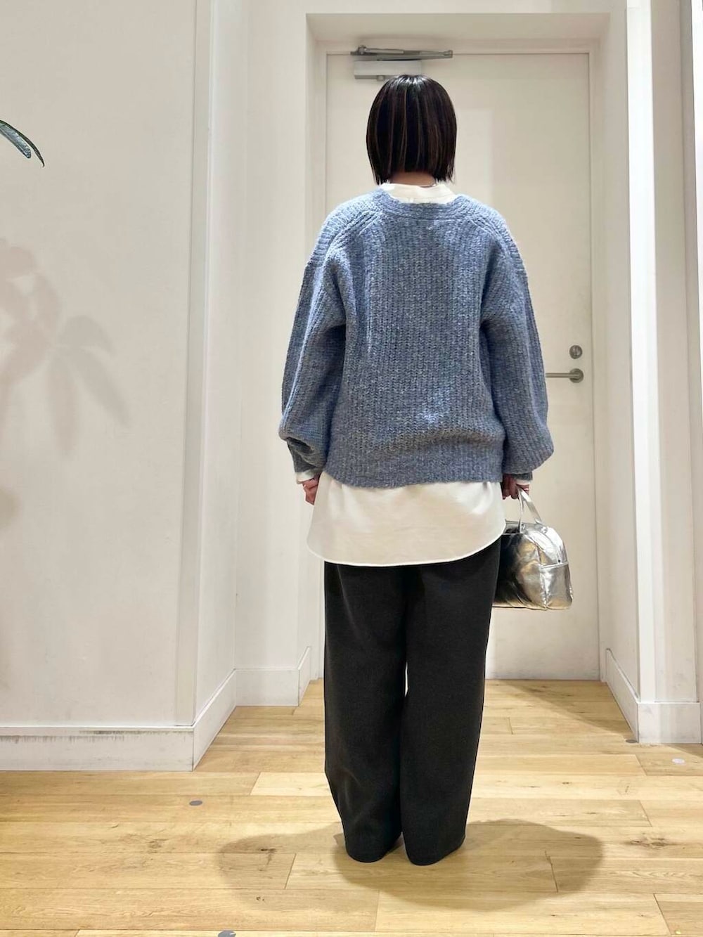 ブラック系のパンプス、ホワイト系のシャツ/ブラウス、グレー系のその他パンツを着用したレディースの冬コーディネートの6枚目の写真