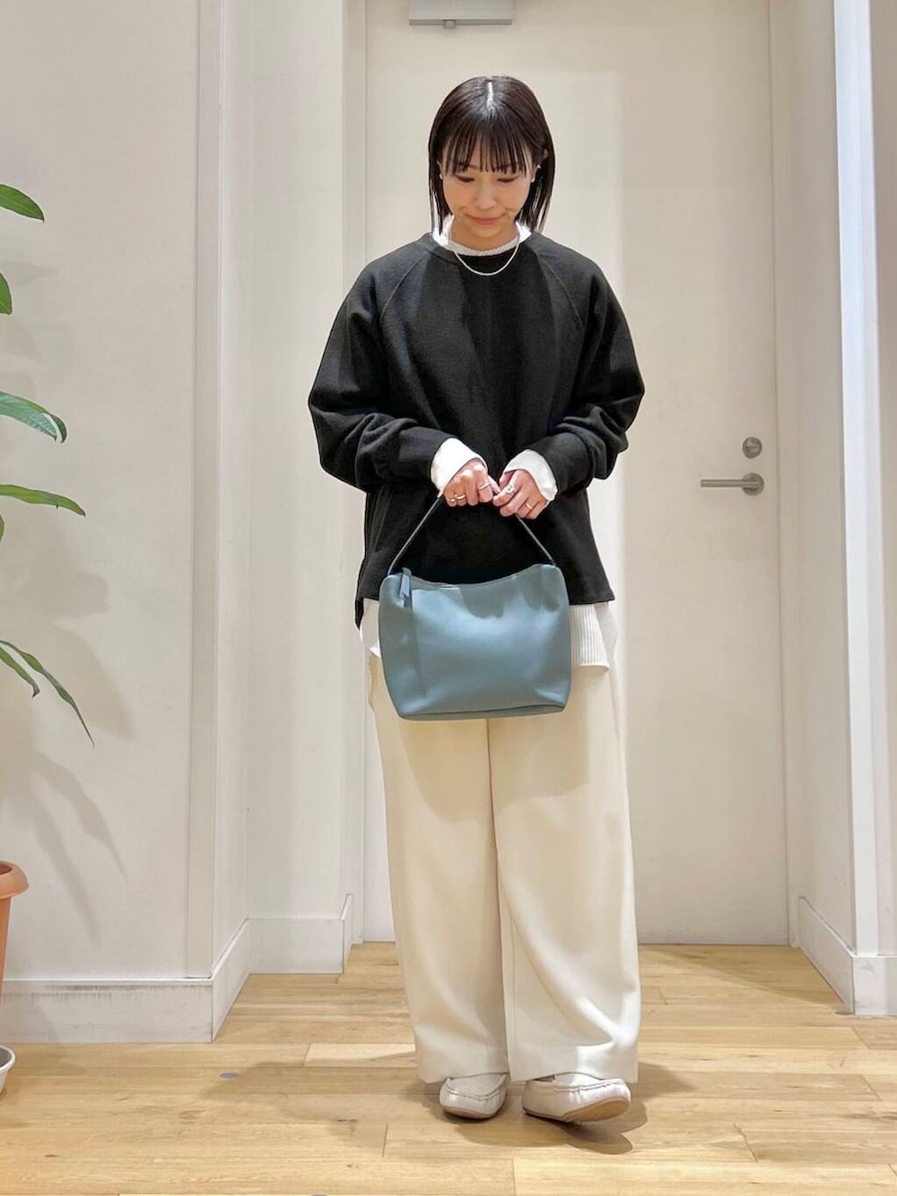 ブルー系のショルダーバッグ、その他のシャツ/ブラウス、ホワイト系のその他パンツを着用したレディースの冬コーディネートの2枚目の写真