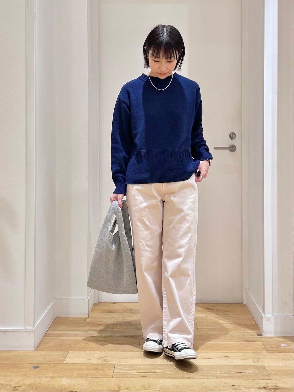 シルバー系のトートバッグ、ブルー系のニット/セーター、ピンク系のその他パンツを着用したレディースの冬コーディネートの2枚目の写真