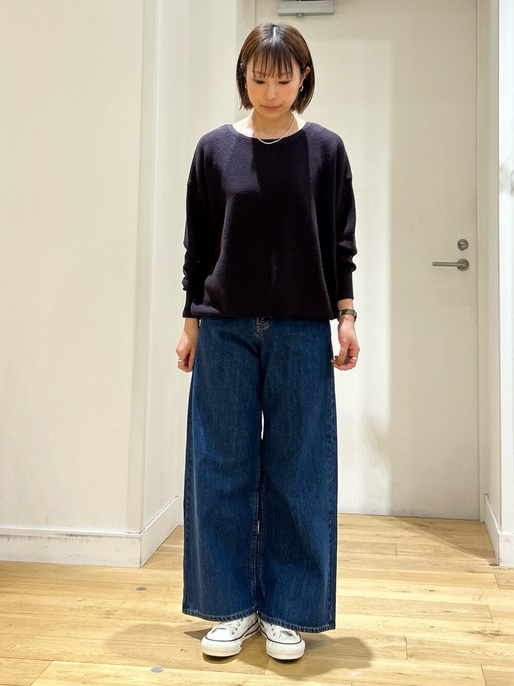 ホワイト系のノーカラージャケット、ホワイト系のショルダーバッグ、ブルー系のその他パンツを着用したレディースの春コーディネートの4枚目の写真