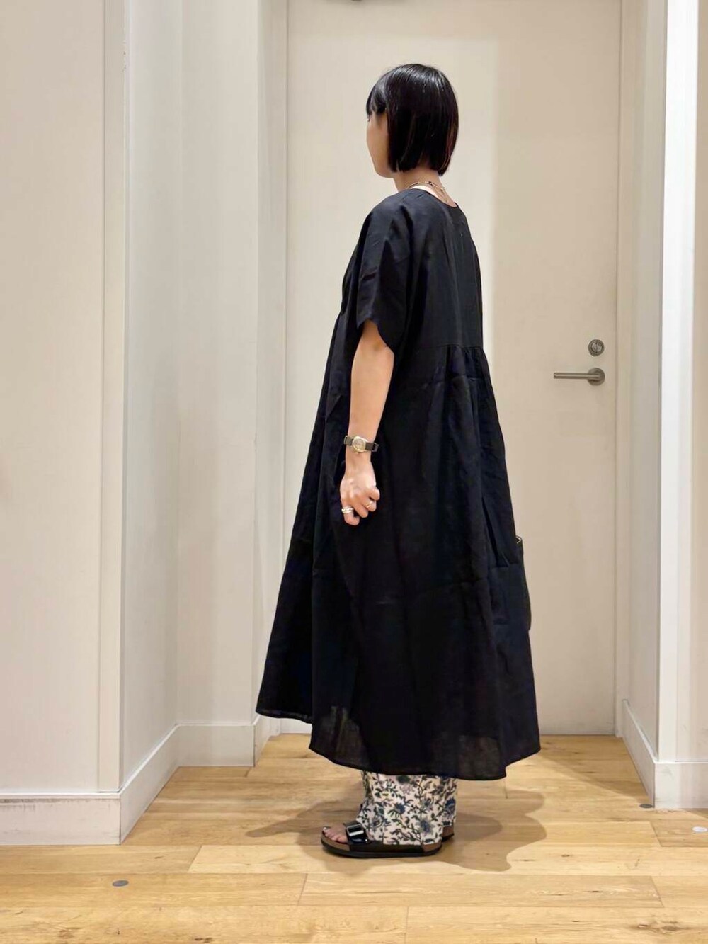 グリーン系のトートバッグ、ブルー系のその他パンツ、ブラック系のワンピースを着用したレディースの夏コーディネートの5枚目の写真