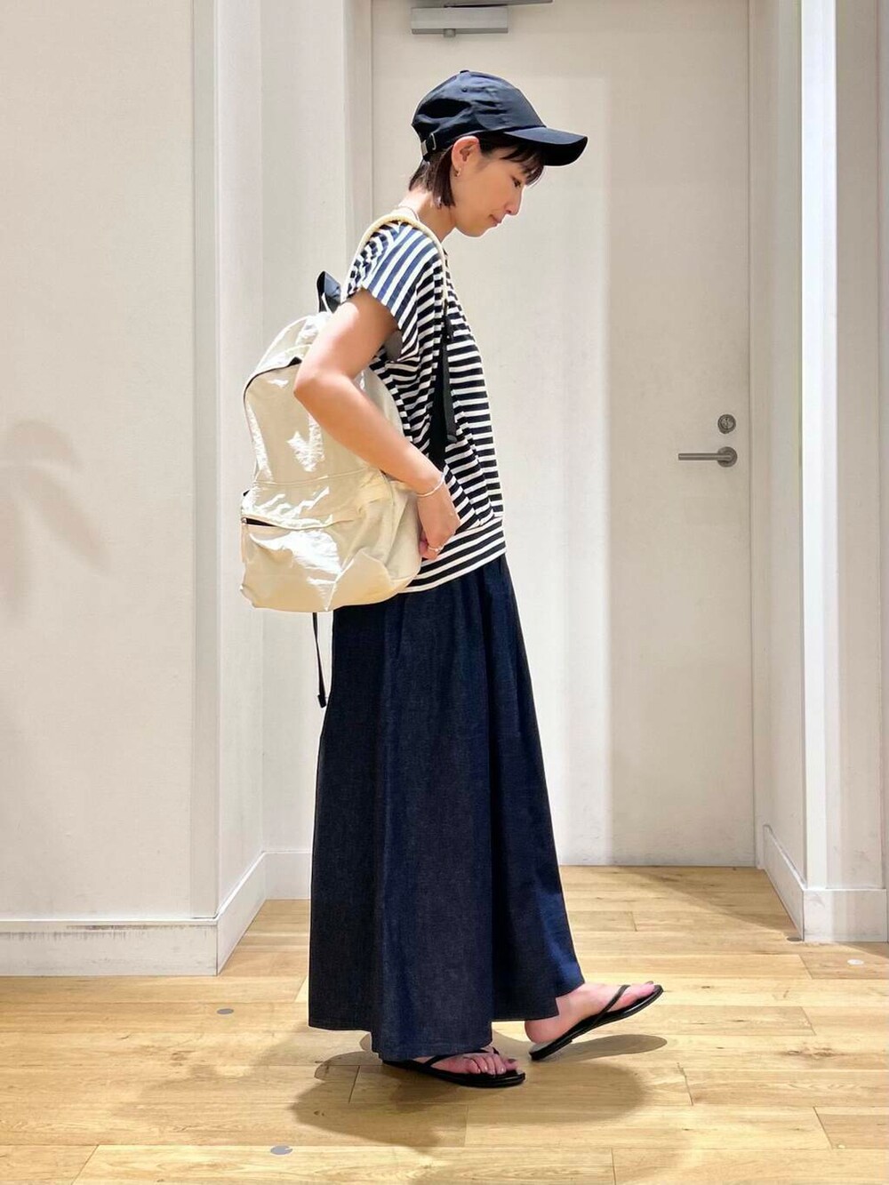 ブラック系のサンダル、ブルー系のTシャツ/カットソー、ブルー系のスカートを着用したレディースの夏コーディネートの4枚目の写真