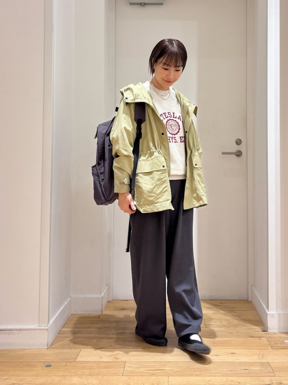 グレー系のその他パンツ、グレー系のバックパック/リュック、ベージュ系のスウェットを着用したレディースの春コーディネートの4枚目の写真