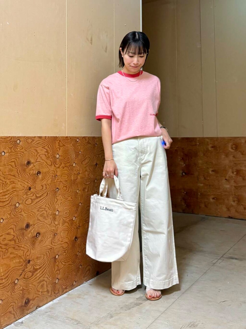 ホワイト系のその他パンツ、ホワイト系のサンダルを着用したレディースの春コーディネートの4枚目の写真