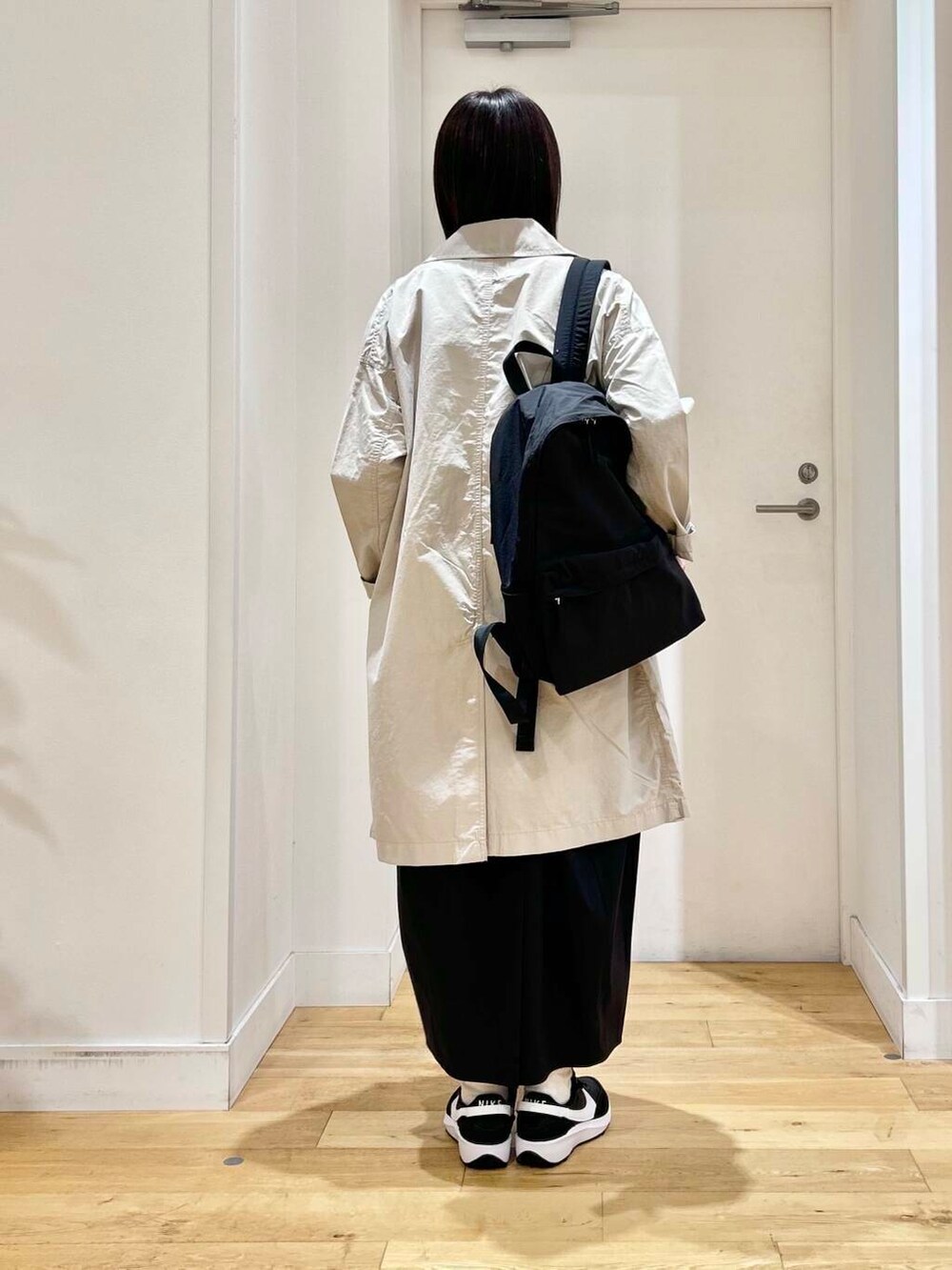 ブルー系のニット/セーター、ブラック系のバックパック/リュック、ベージュ系のその他アウターを着用したレディースの冬コーディネートの5枚目の写真