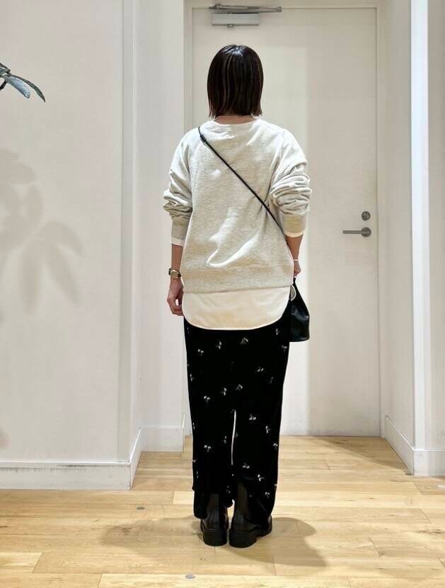 ベージュ系のスウェット、ブラック系のショルダーバッグ、ホワイト系のTシャツ/カットソーを着用したレディースの秋コーディネートの5枚目の写真