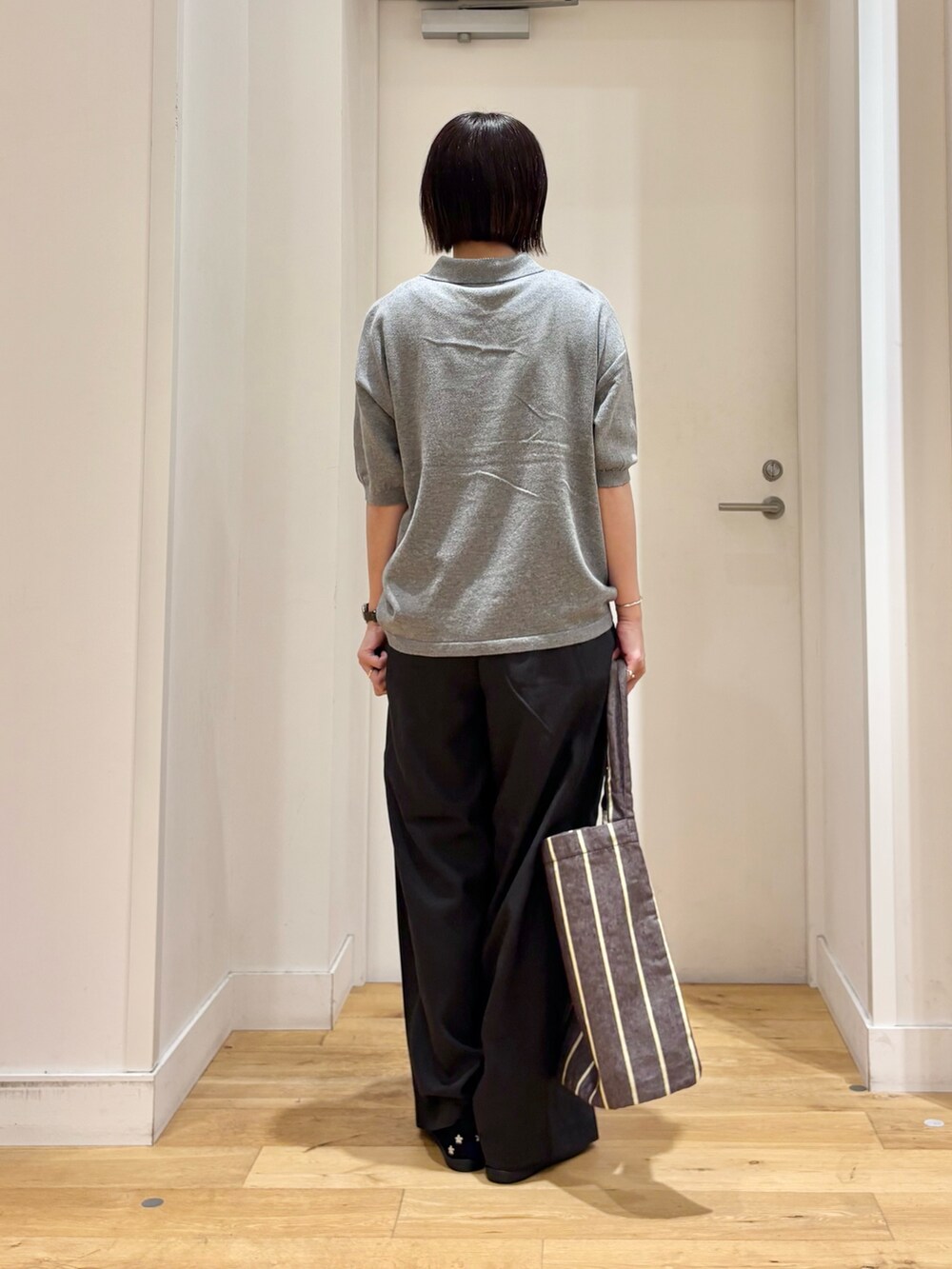 ブラック系のその他パンツ、グレー系のニット/セーター、ブラック系のスニーカーを着用したレディースの秋コーディネートの5枚目の写真