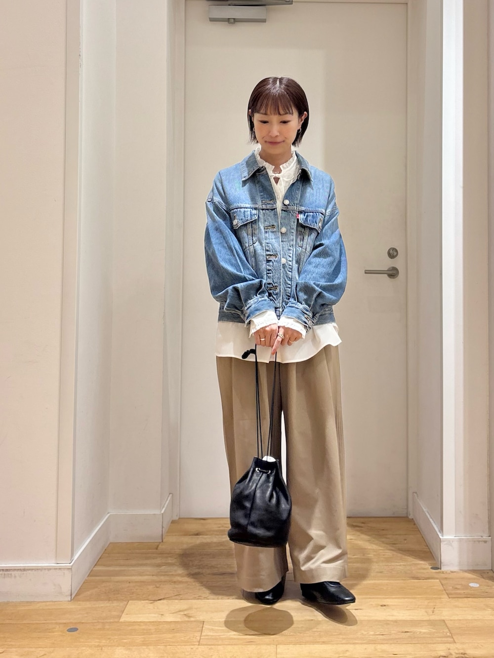 ホワイト系のシャツ/ブラウス、ブルー系のデニムジャケット、ベージュ系のその他パンツを着用したレディースの秋コーディネートの4枚目の写真