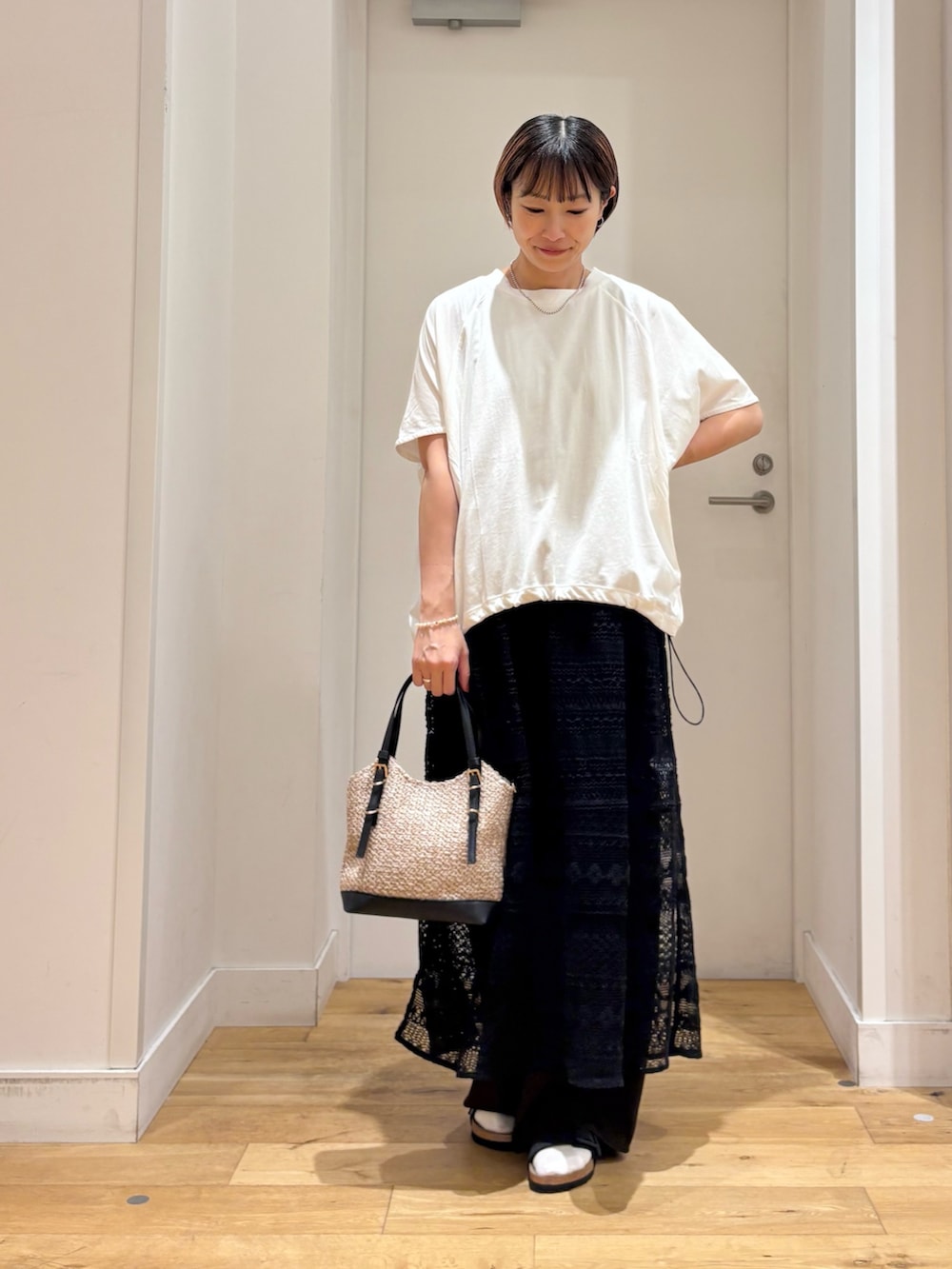 ホワイト系のTシャツ/カットソー、ブラック系のショルダーバッグ、ブラック系のワンピースを着用したレディースの夏コーディネートの2枚目の写真