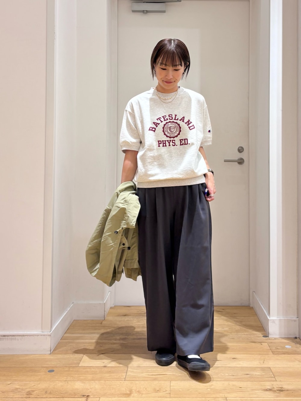 グレー系のその他パンツ、グレー系のバックパック/リュック、ベージュ系のスウェットを着用したレディースの春コーディネートの6枚目の写真