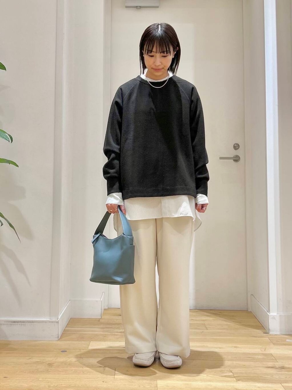 ブルー系のショルダーバッグ、その他のシャツ/ブラウス、ホワイト系のその他パンツを着用したレディースの冬コーディネートの3枚目の写真