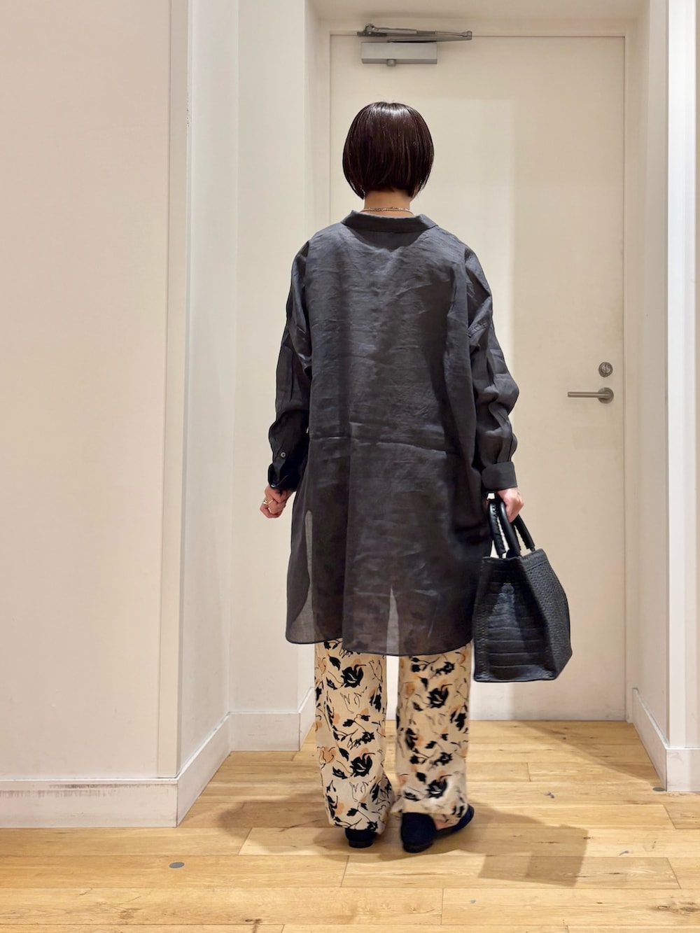 グレー系のシャツ/ブラウス、ベージュ系のその他パンツ、ブラック系のハンドバッグを着用したレディースの春コーディネートの5枚目の写真