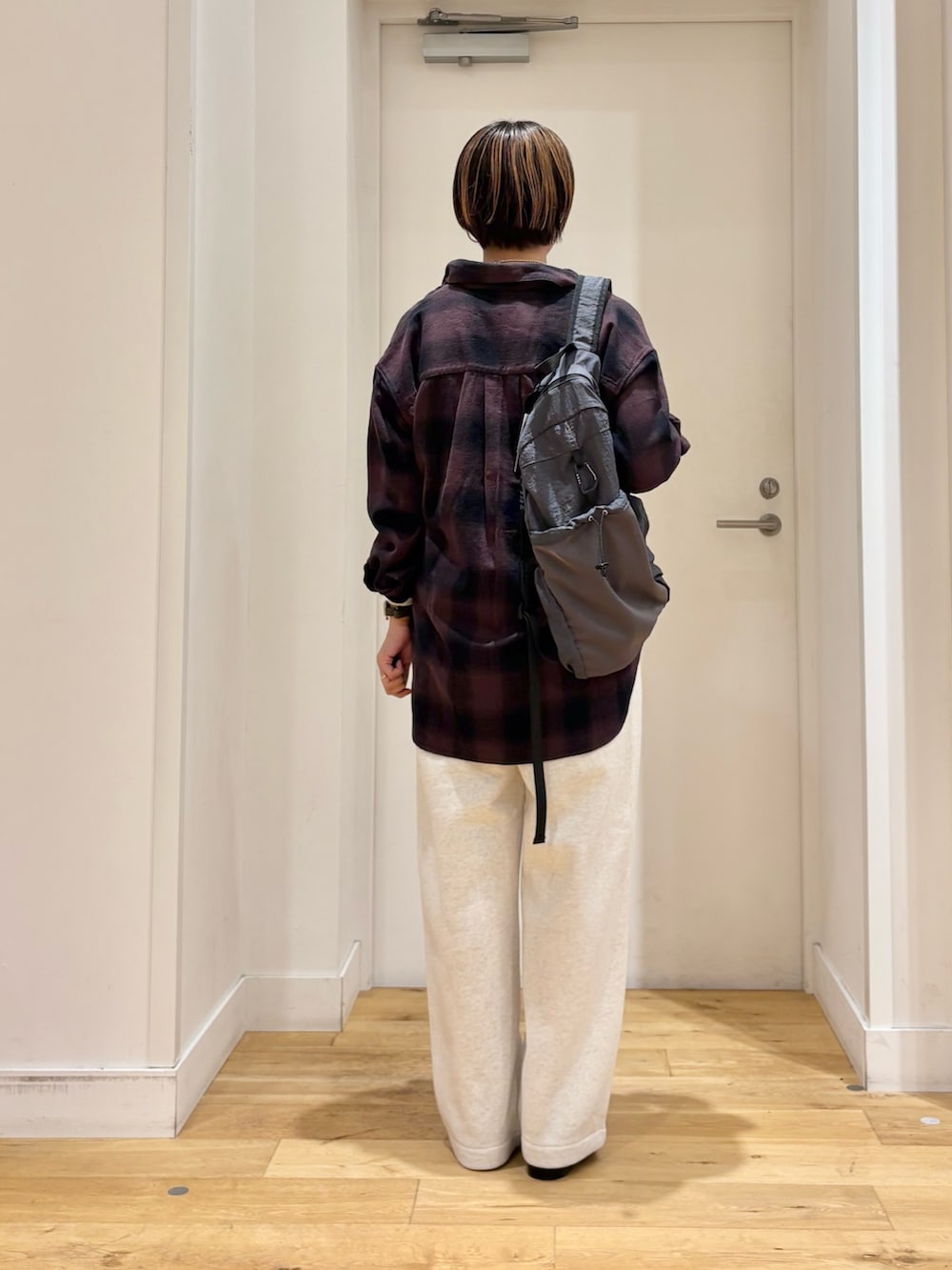 ベージュ系のその他パンツ、ブラック系のブーツ、ブラウン系のシャツ/ブラウスを着用したレディースの秋コーディネートの4枚目の写真