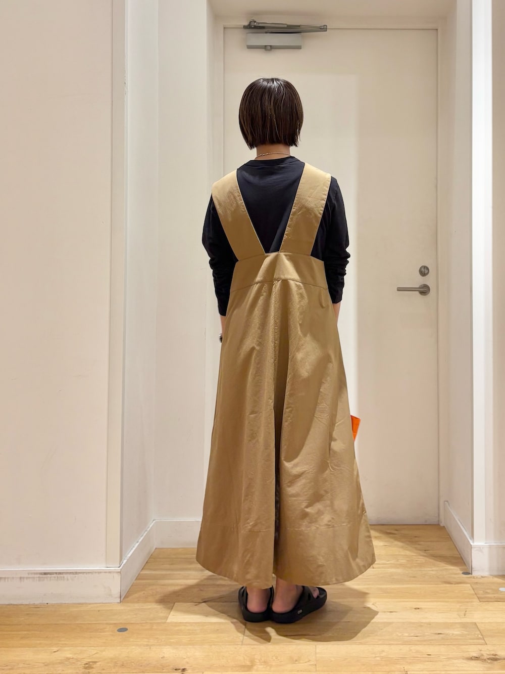 ブラック系のTシャツ/カットソー、ベージュ系のワンピース、オレンジ系のショルダーバッグを着用したレディースの夏コーディネートの6枚目の写真