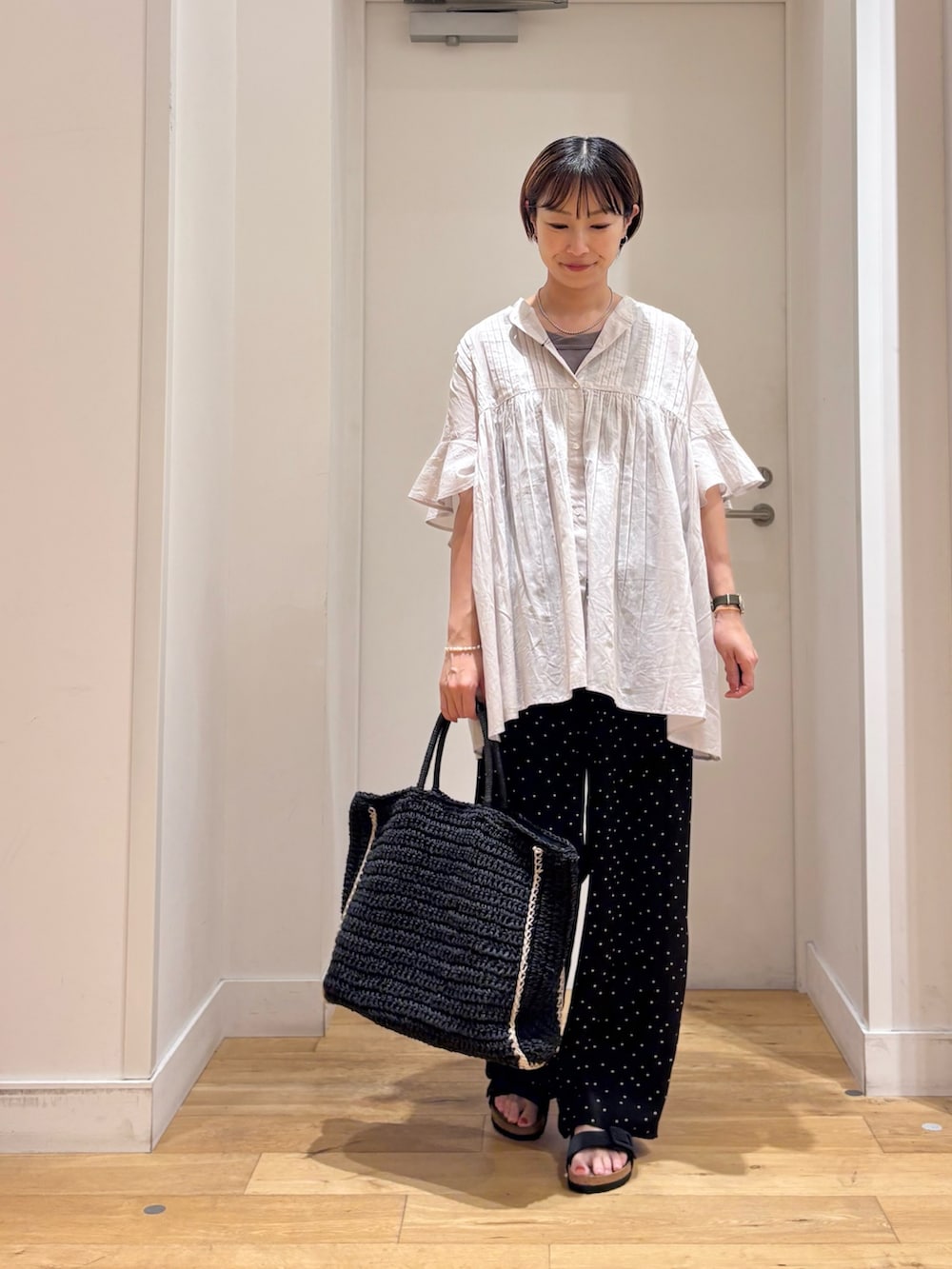 グレー系のシャツ/ブラウス、ブラック系のその他パンツ、ブラック系のトートバッグを着用したレディースの夏コーディネートの3枚目の写真