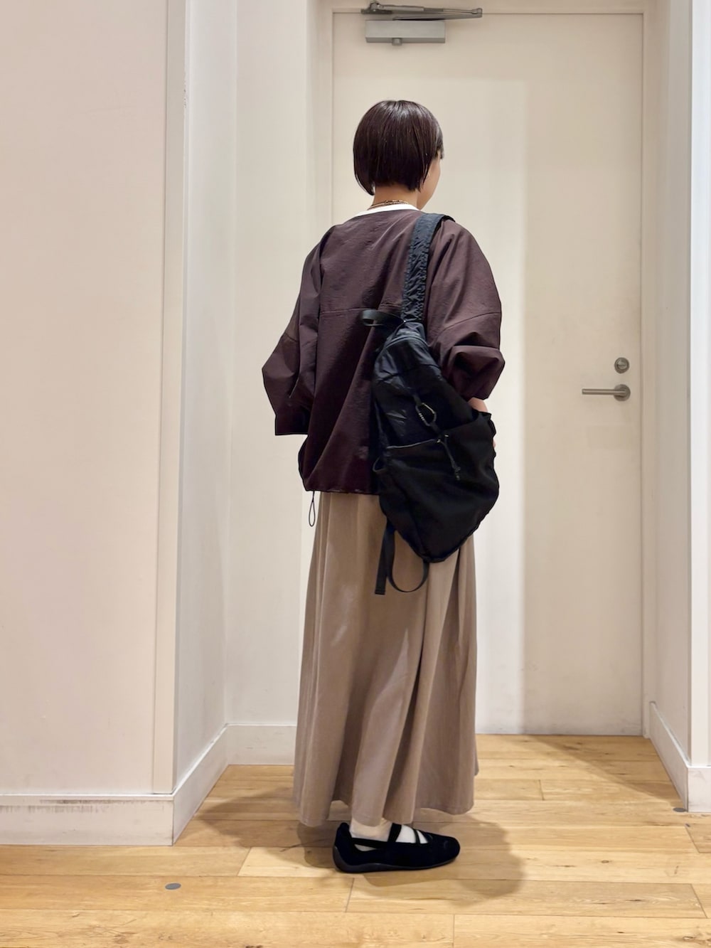 その他のTシャツ/カットソー、ブラウン系のカーディガン/ボレロ、ベージュ系のワンピースを着用したレディースの春コーディネートの6枚目の写真