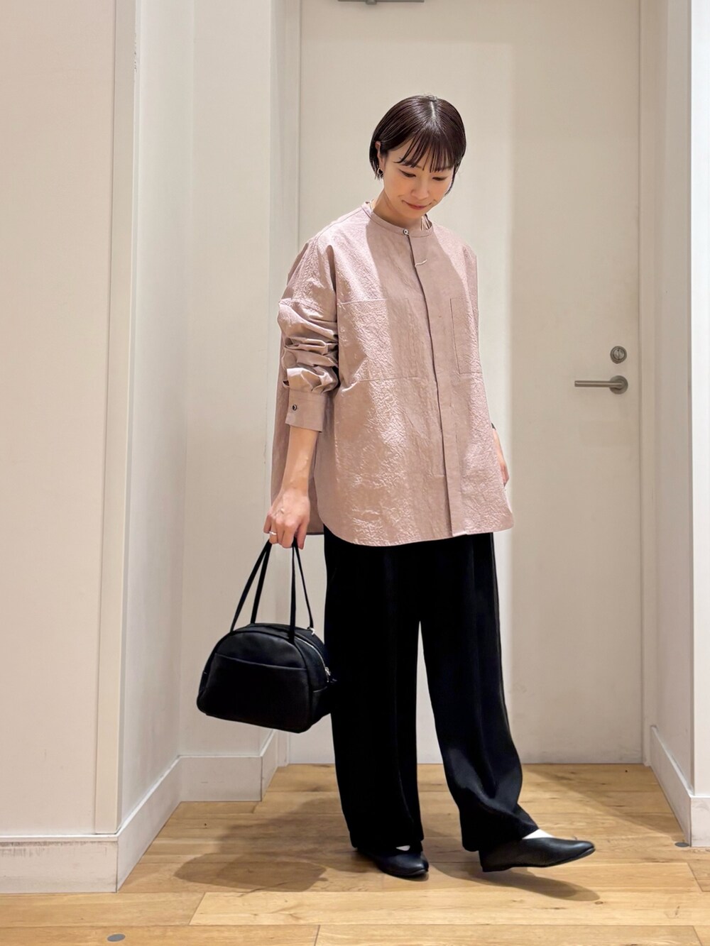 ピンク系のシャツ/ブラウス、ブラック系のその他パンツ、ブラック系のボストンバッグを着用したレディースの冬コーディネートの5枚目の写真