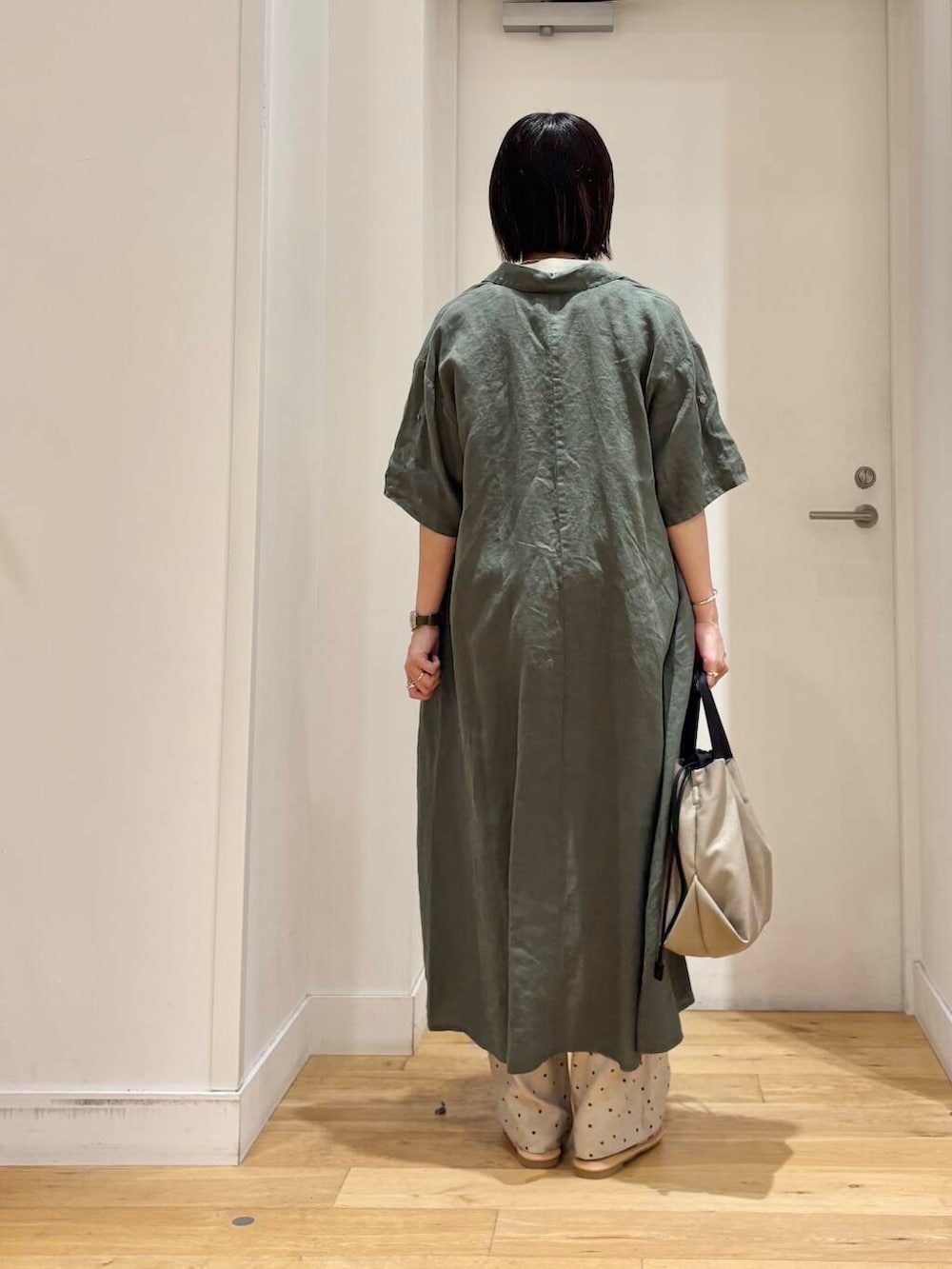 「シンプル、ワンピース、大人カジュアル、カジュアル、Tシャツ、urbanresearchdoors、ママコーデ、きれいめカジュアル、カジュアルコーデ、ドット、低身長、アーバンリサーチドアーズ、リネン、doors、柄物」｜「RODE SKOのウォッシャブルミニショルダーバッグ（ショルダーバッグ、ベージュ系）」を使った、imari さん（レディース・156cm）の夏コーディネートの4枚目の写真