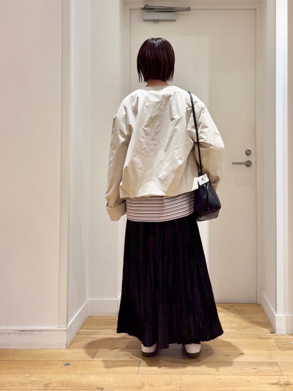 ホワイト系のスニーカー、パープル系のTシャツ/カットソー、ホワイト系のその他アウターを着用したレディースの冬コーディネートの5枚目の写真