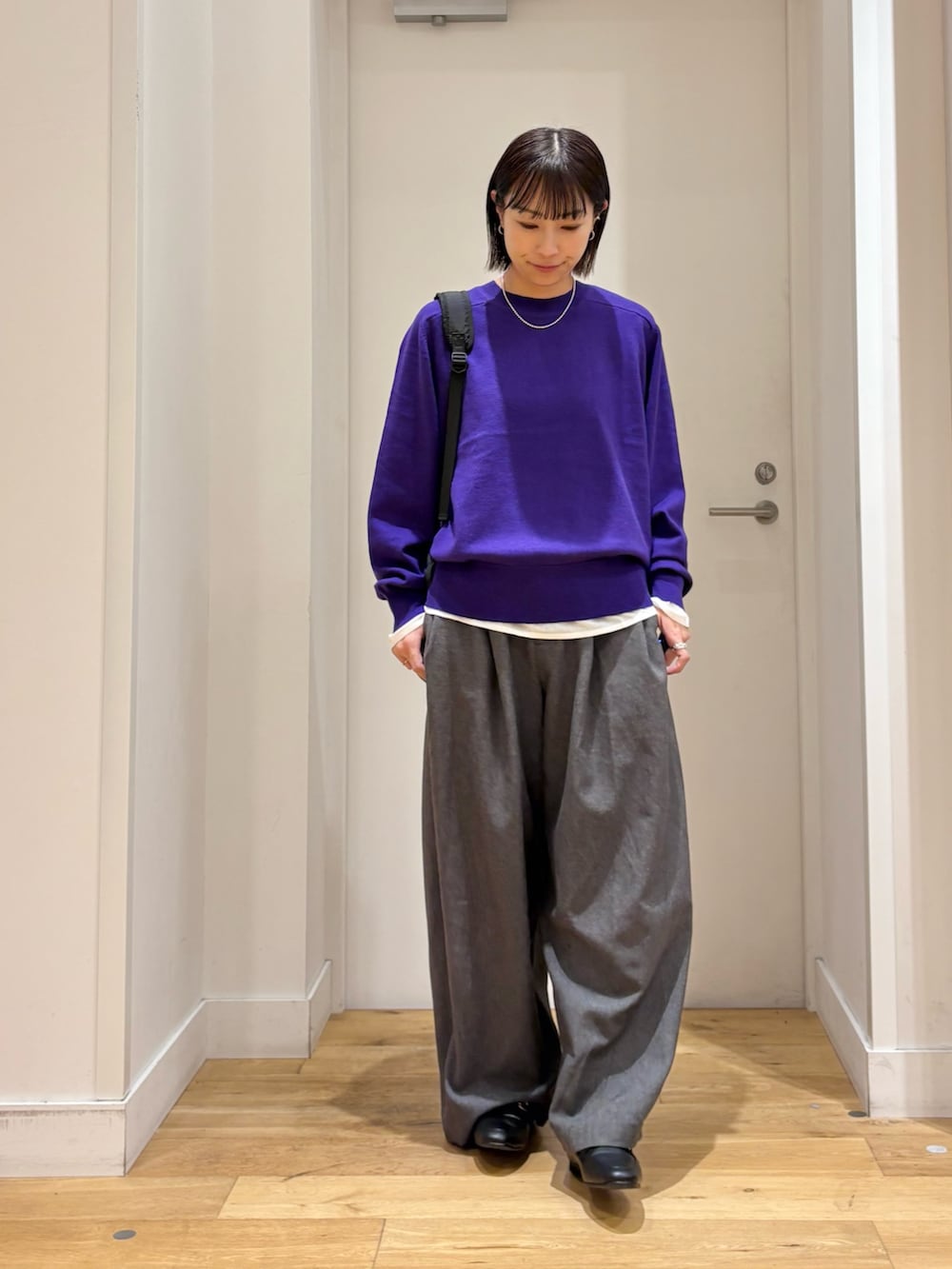 パープル系のニット/セーター、グリーン系のその他パンツ、ブラック系のパンプスを着用したレディースの秋コーディネートの3枚目の写真