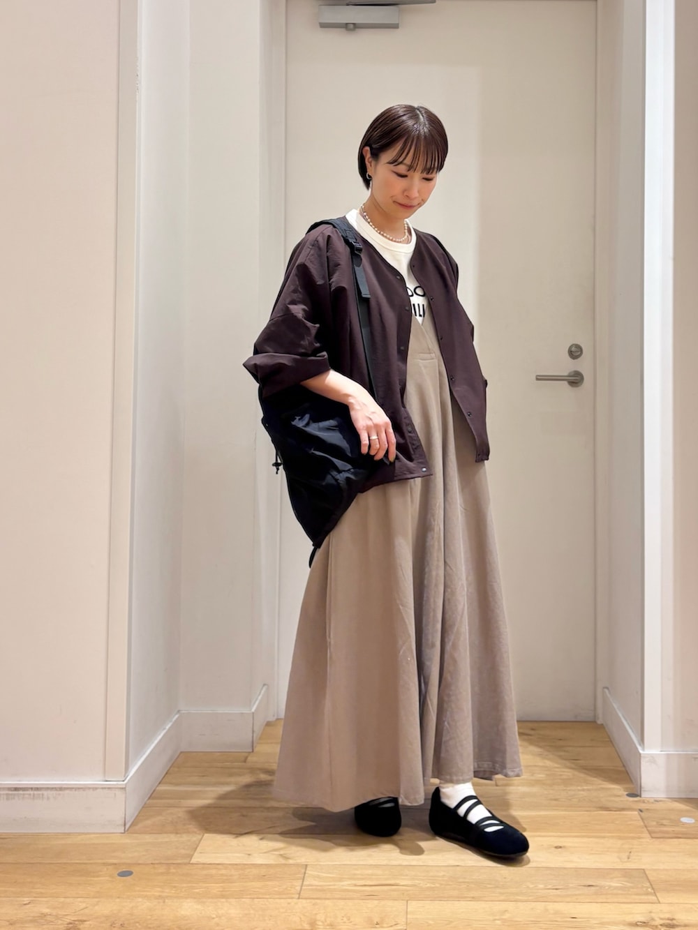 その他のTシャツ/カットソー、ブラウン系のカーディガン/ボレロ、ベージュ系のワンピースを着用したレディースの春コーディネートの5枚目の写真