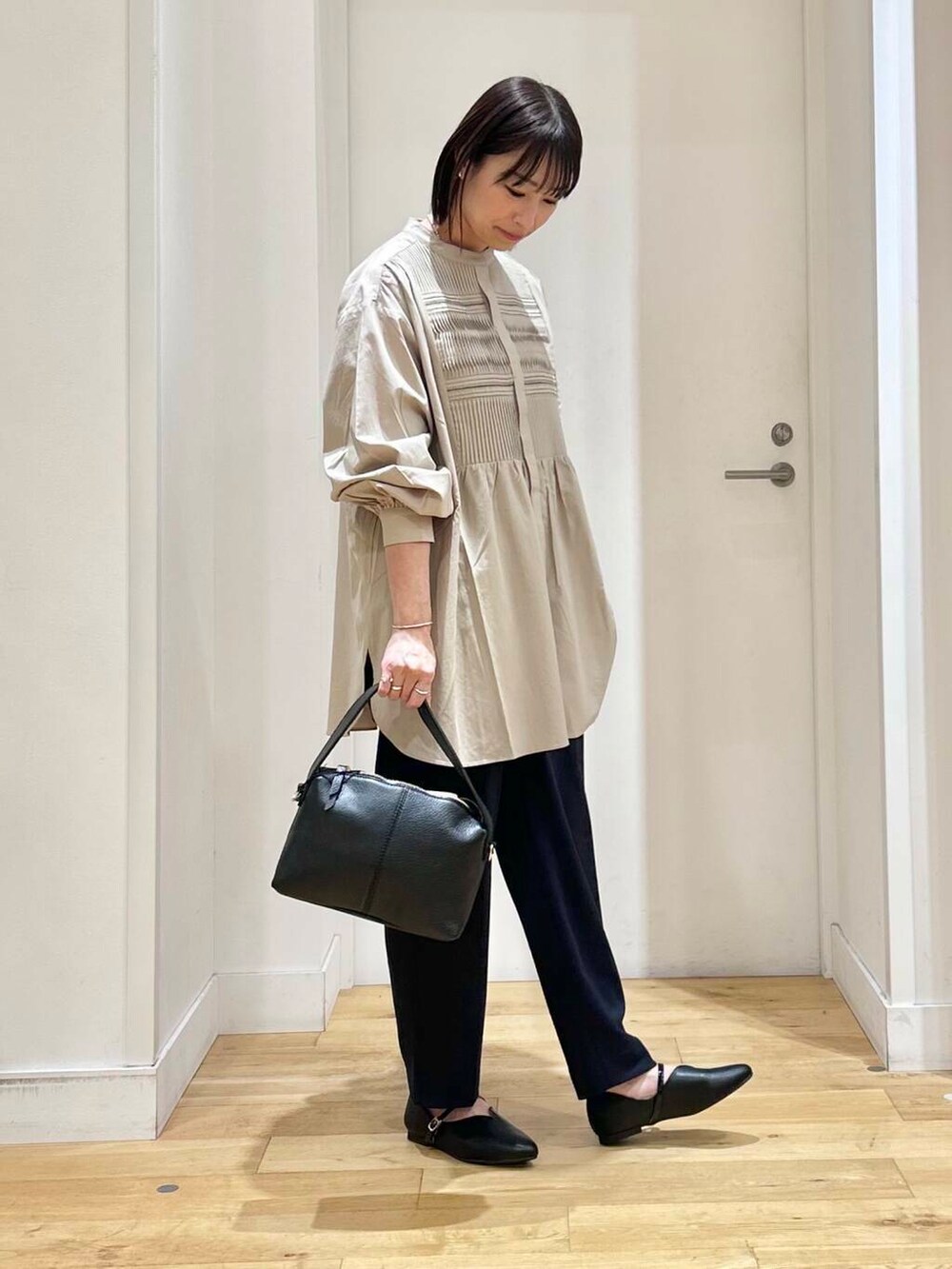 ベージュ系のシャツ/ブラウス、ブルー系のその他パンツ、ブラック系のパンプスを着用したレディースの冬コーディネートの4枚目の写真