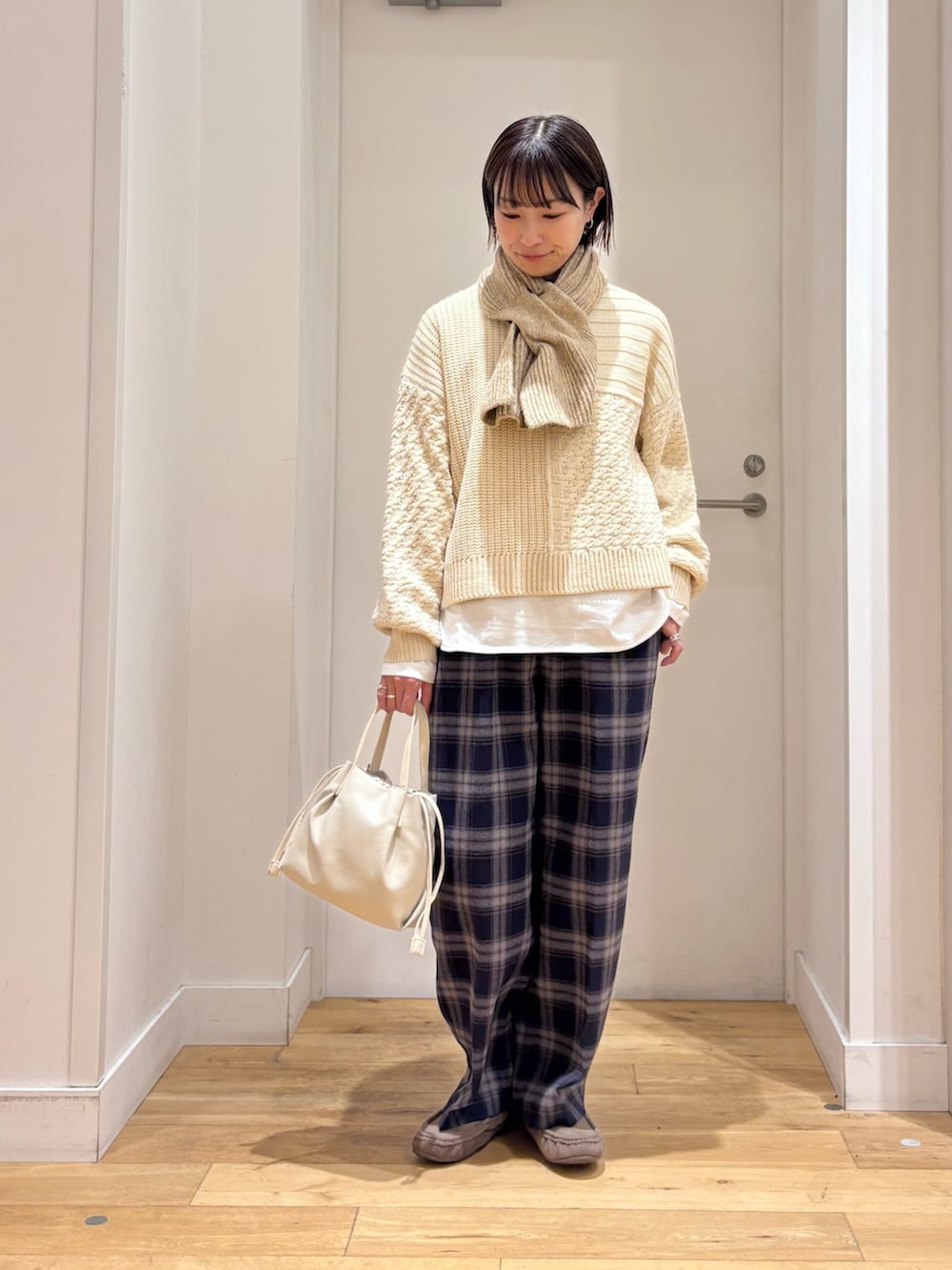 ベージュ系のニット/セーター、ホワイト系のTシャツ/カットソー、ブルー系のその他パンツを着用したレディースの冬コーディネートの3枚目の写真