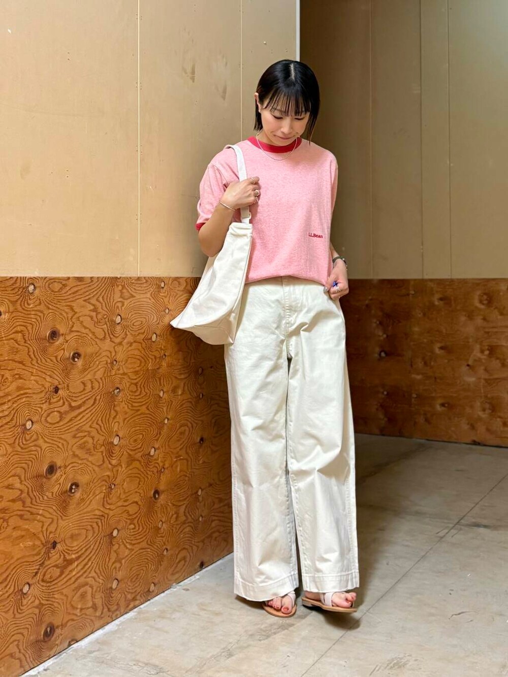 ホワイト系のその他パンツ、ホワイト系のサンダルを着用したレディースの春コーディネートの3枚目の写真