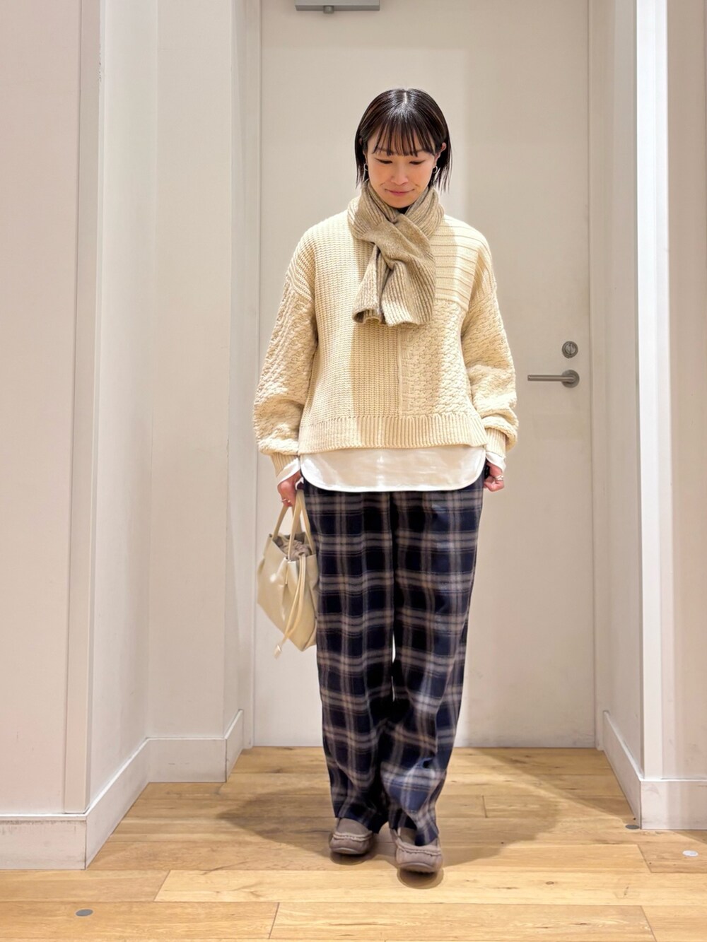 ベージュ系のニット/セーター、ホワイト系のTシャツ/カットソー、ブルー系のその他パンツを着用したレディースの冬コーディネートの2枚目の写真