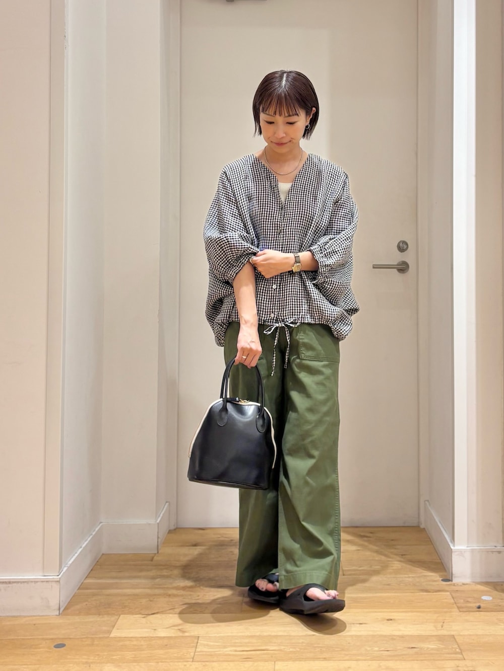 その他のシャツ/ブラウス、グリーン系のその他パンツ、ブラック系のハンドバッグを着用したレディースの夏コーディネートの3枚目の写真
