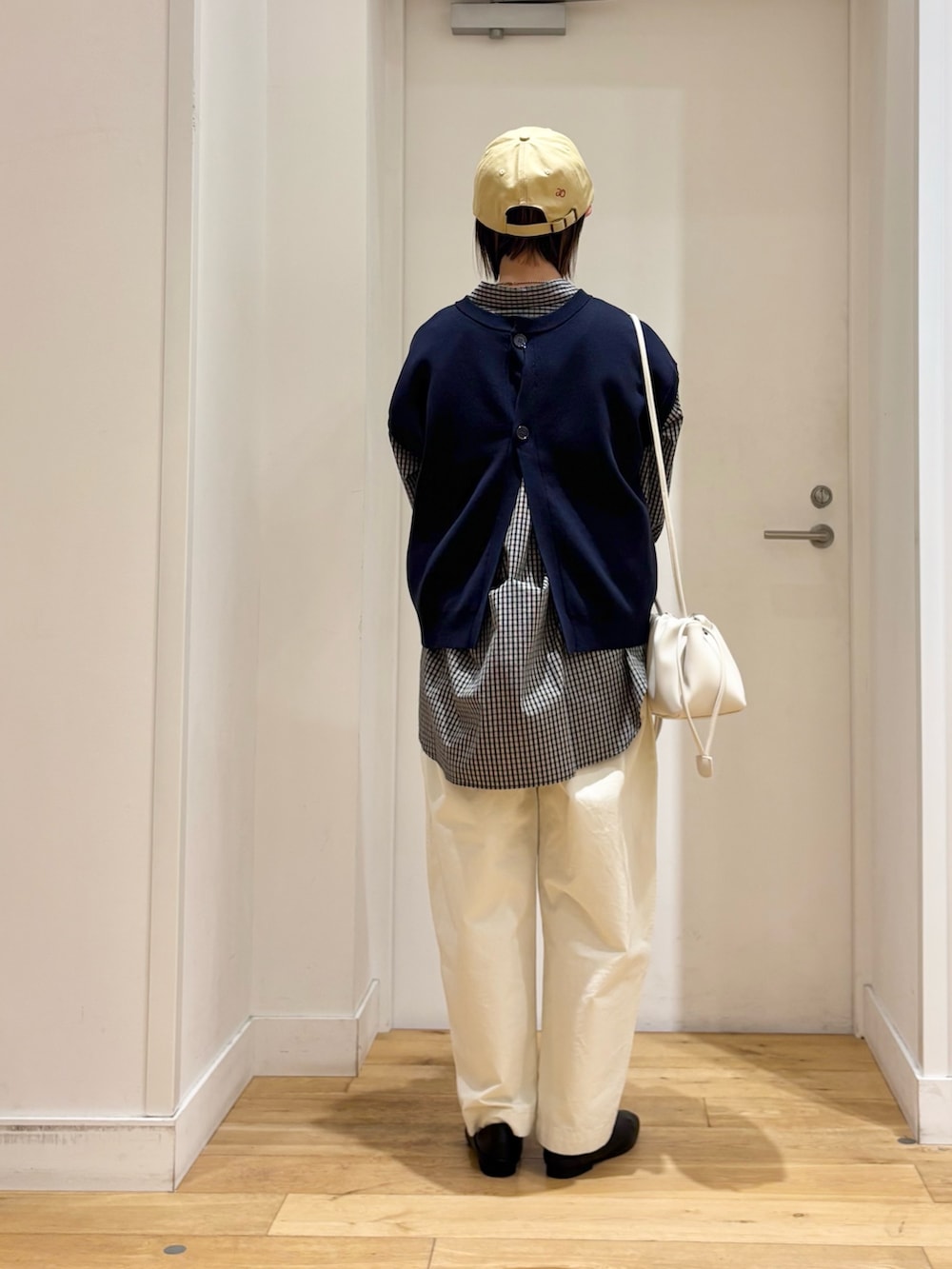 ブラック系のシャツ/ブラウス、ブルー系のベスト、ホワイト系のその他パンツを着用したレディースの冬コーディネートの4枚目の写真