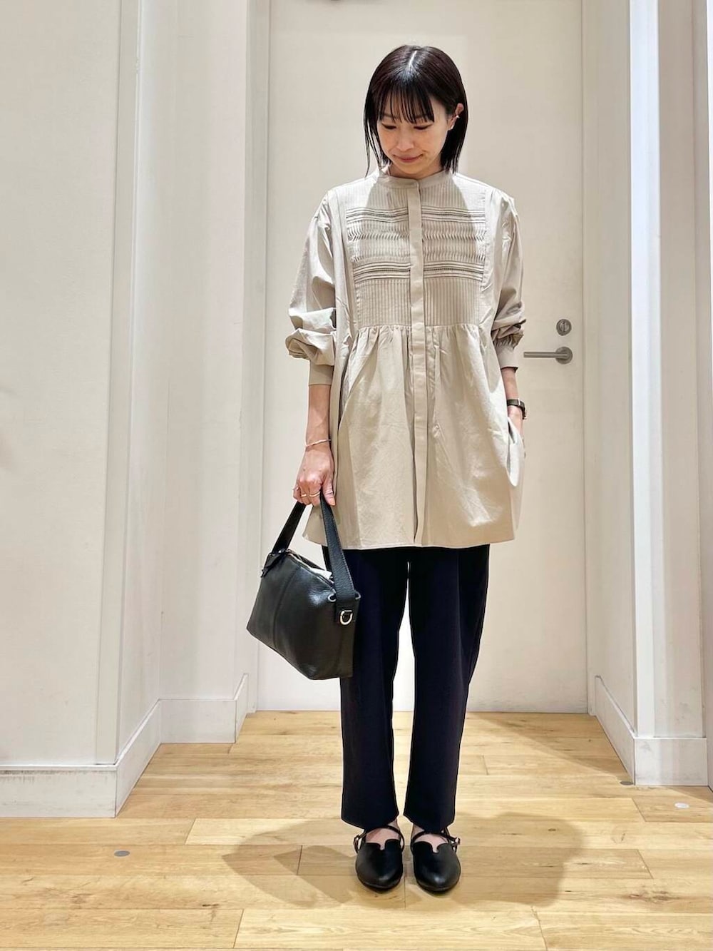 ベージュ系のシャツ/ブラウス、ブルー系のその他パンツ、ブラック系のパンプスを着用したレディースの冬コーディネートの2枚目の写真