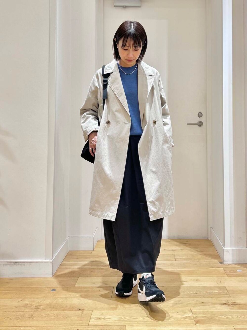 ブルー系のニット/セーター、ブラック系のバックパック/リュック、ベージュ系のその他アウターを着用したレディースの冬コーディネートの2枚目の写真