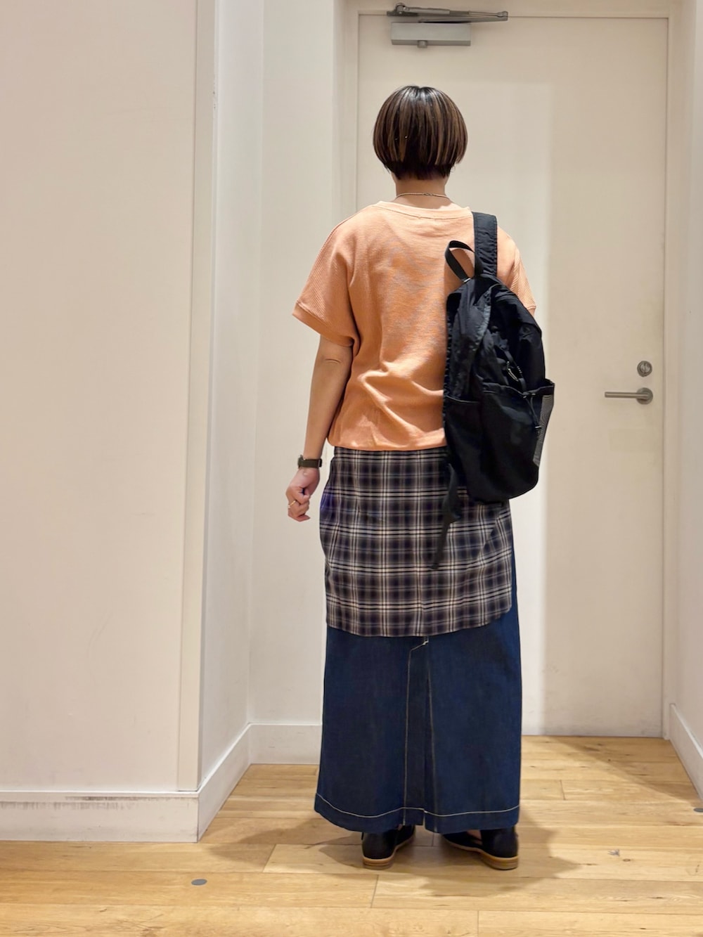 レッド系のTシャツ/カットソー、ブルー系のシャツ/ブラウス、ブルー系のスカートを着用したレディースの春コーディネートの5枚目の写真